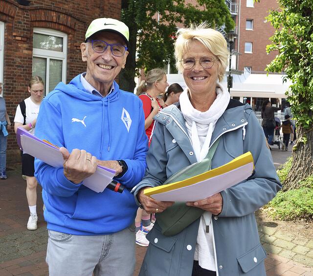 Stadtlauf-Organisator Arno Reglitzky mit seiner Tochter Anja hatten die Teilnehmerlisten fest im Blick | Foto: bim