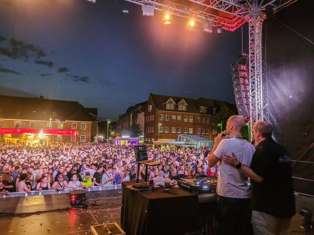 Dicht gedrängt versammelte sich das Partyvolk vor der Bühne | Foto: Darlyn Mattern/SMTG