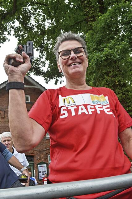 Sponsorin Frauke Petersen-Hanson von McDonalds gab den Startschuss für das Rennen der Schülerinnen und Schüler der Jahrgänge 2015 bis 2017  | Foto: bim