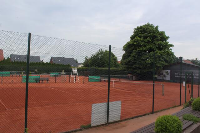 Der Verein hat drei Tennisplätze