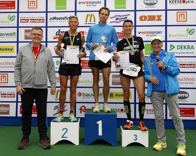 Siegerehrung nach dem Männer-Halbmarathon: (v. li.) Cord Köster (Sparkasse Harburg-Buxtehude), Frank Kühlke, Aaron Dorn, Lars-Roger Röpke und Stadtlauf-Organisator Arno Reglitzky | Foto: Arne Riebesell / arpromedia