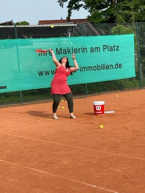 Die Samtgemeinde-Bürgermeisterin Petra Beckmann-Frelock beim Aufschlag | Foto: Heike Fock/ATC