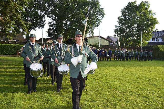 Der Spielmannszug Todtglüsingen, angeführt von Tambour Uwe Albers, begleitet das Schützenfest musikalisch | Foto: bim