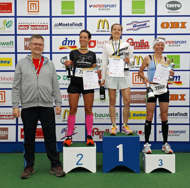 Bei der Siegerehrung des Halbmarathons der Frauenkonkurrenz: (v. li.) Cord Köster (Sparkasse Harburg-Buxtehude), Christine von der Brelie, Claudia Sticher und Ines Rahmlow | Foto: Arne Riebesell / arpromedia