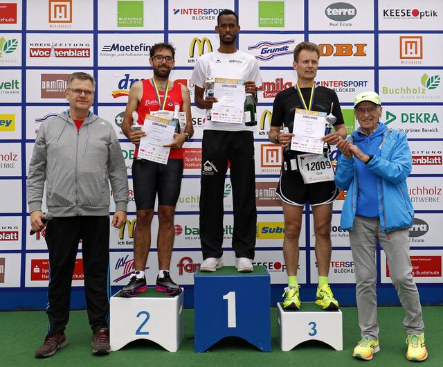 Nach der 10-km-Konkurren der Männer: (v. li.) Cord Köster (Sparkasse Harburg-Buxtehude), Antonio Sanchez, Mansor Farah, Zach Davis und Stadtlauf-Organisator Arno Reglitzky | Foto: Arne Riebesell / arpromedia