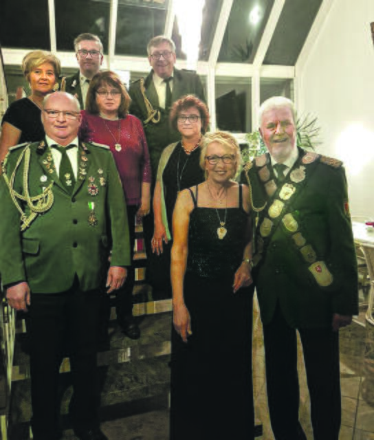 Das Königspaar Gerd und Christa Gerken mit seinen Adutantenpaaren (hinten, v. li.): Willu und Holger Albers sowie Volker Hiller, (Mitte, v.li.): Martin und Sigrid Staudinger sowie Heidi Stoffers-Hiller | Foto: Schützenverein