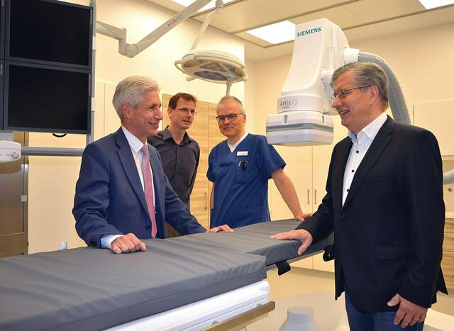 Stolz auf den zweiten Herzkatheterstandort im Landkreis:
Landrat Rainer Rempe, Chefarzt Dr. Klaus Hertting, Chefarzt Dr. Werner Raut, Geschäftsführer Norbert Böttcher