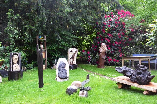 Der Garten dient als Kulisse für die vielen Kunstwerke aus
verschiedenen Hölzern | Foto: sc
