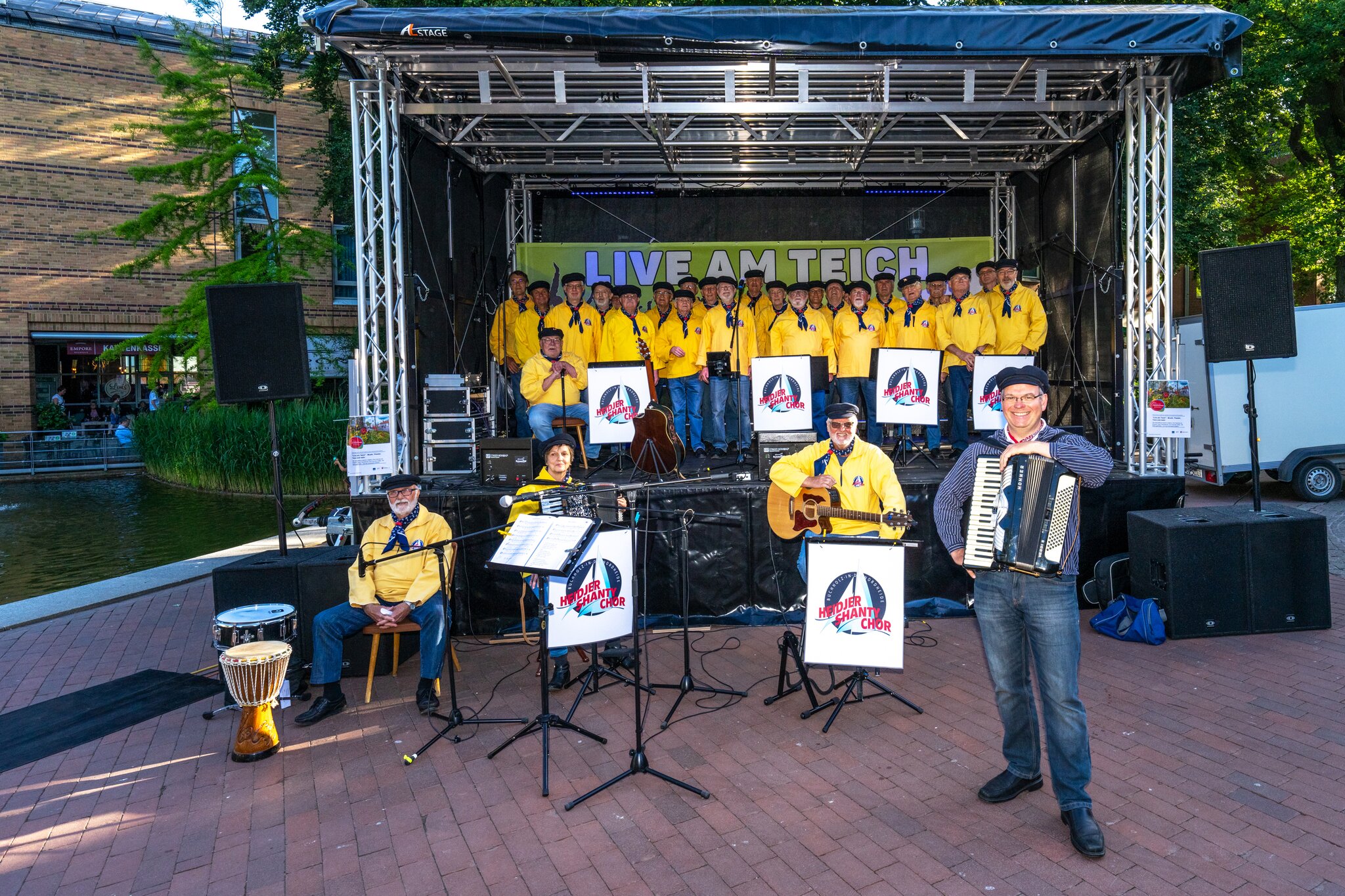 "Live am Teich" in Buchholz Doppelkonzert auf mobiler Bühne Buchholz