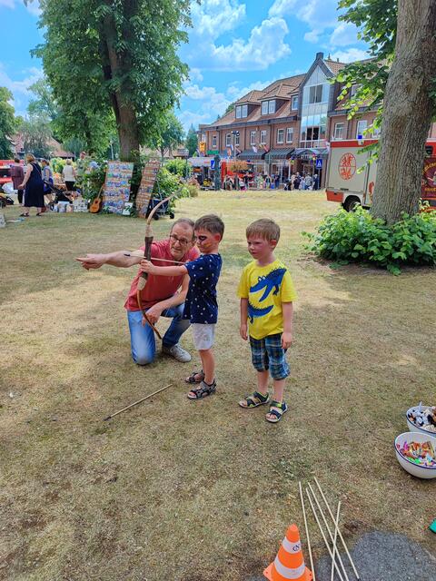 Oscar (blaues Shirt) und Julius ließen sich das Bogenschießen erklären | Foto: thl