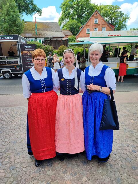 Birgit Rosigkeit, Kerstin Meyer und Monika Marz stelten den Volkstanzkreis Quarrendorf vor | Foto: thl