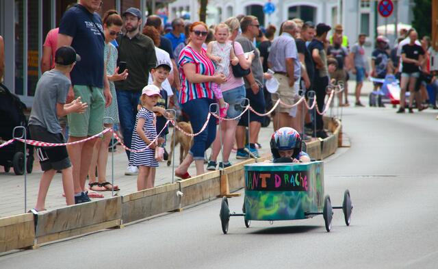 Zahlreiche Zuschauer säumten die Rennstrecke auf der Herrenstraße in Harsefeld.  | Foto: jd