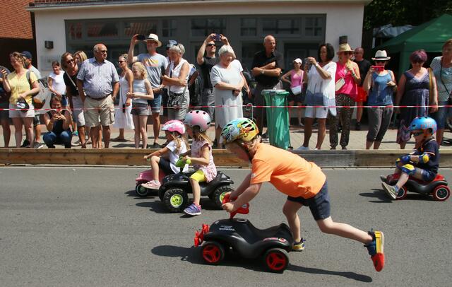 Für Begeisterung beim Publikum sorgten die Bobbycar-Flitzer. Die Mamas und Papas feuerten sie an und knipsten fleißig. | Foto: jd