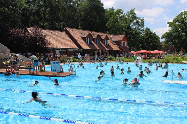 Im Waldbad herrschte bei bestem Sommerwetter reger Andrang | Foto: ce