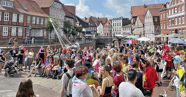 Vor dem Start der CSD-Demo fand eine Kundgebung am Hansehafen statt | Foto: spd.stade.queer