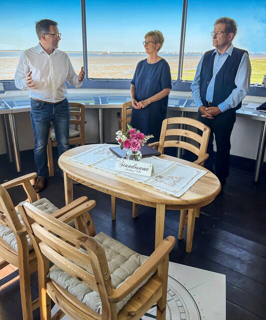 Landrat Kai Seefried, Rathaus-Chefin Erika Hatecke
und Baljes Bürgermeister Hermann Bösch im Lampenraum des Alten Leuchtturms (v.li.)  | Foto: Christian Schmidt / Landkreis Stade