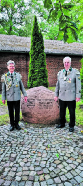 Vizekönig Wolfgang Grimm (re.) und sein Adjutant Klaus Gruhn repräsentieren zurzeit den Verein | Foto: Schützenverein Maschen