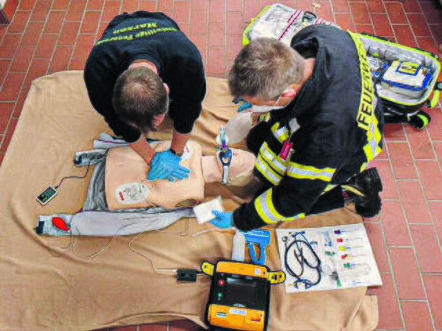 Die Helfer-vor-Ort-Gruppe der Freiwilligen Feuerwehr Marxen übt die Reanimation an einer Puppe 
Foto: Pressestelle Freiwillige Feuerwehr Samtgemeinde Hanstedt