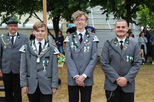 Jungschützen-König Jannes Henck (v.li) mit seinen Adjutanten Leo Best und Sean-Paul Binder | Foto: pm