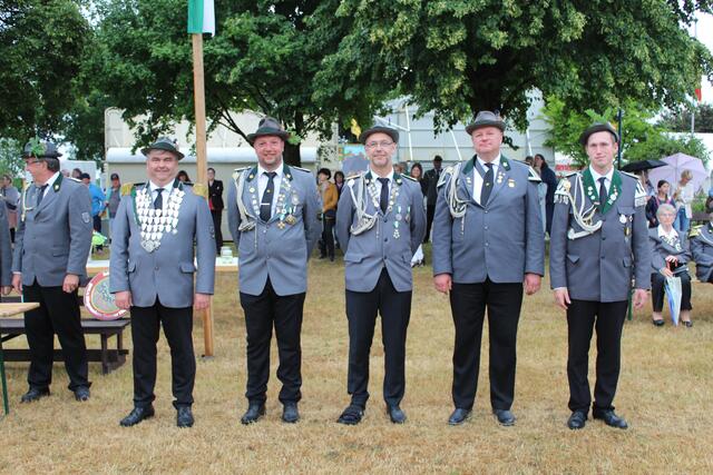 Die Proklamation in vollem Gange: (v.li.) Schützenkönig Volker Borowi mit seinen Adjutanten Christian Baasch, Ralf Jankowski, André Emme und Daniel Rademacher | Foto: pm