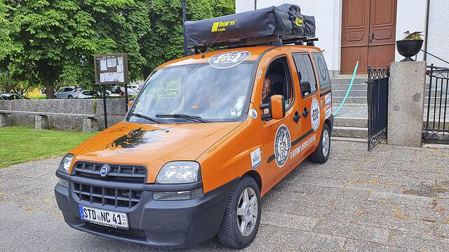 Das 20 Jahre alte "Cat-Mobil" haben die Nordic Wild Cats mit einem Dachzelt und einer selbstgebauten Inneneinrichtung ausgestattet | Foto: Nordic Wild Cats