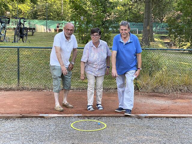 Bei der Eröffnung: Ortsbürgermeisterin Heidemarie Micheel mit den Vereinsvorsitzenden Norbert Viertheer (TSV Sprötze, li.) und Peter Noetzel (Dorfverein Sprötze)  | Foto: TSV Sprötze