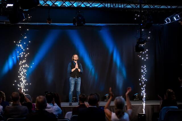 Mit „Witz, Intelligenz und Einfallsreichtum“ überzeugt Kim Haegermann Experte für Sprachwissen aus Buchholz in der Nordheide sein Publikum | Foto: Dominik Pfau