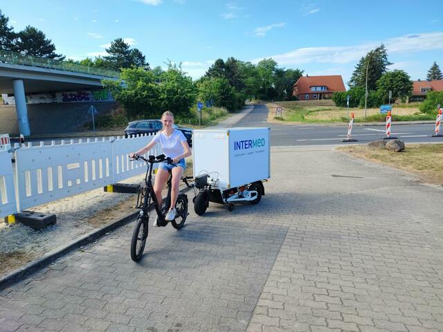 Patricia Reu testet das E-Bike samt Anhänger | Foto: thl