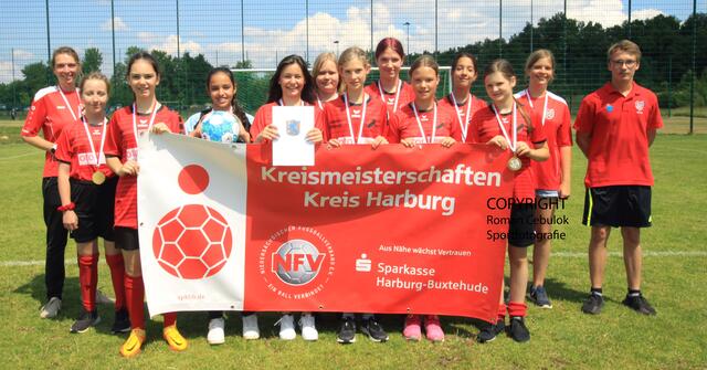 Die Mädchenmannschaft des TuS Fleestedt mit Trainerin Svenja Stadler (li.) und Vize-Obmann Jesse Heeckt (re.) wurde 
Kreismeister bei den D-Juniorinnen | Foto: cc