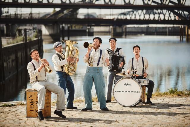 Die Band „Albers Ahoi!" sorgt auf dem Buxtehuder Hafenfest für Stimmung | Foto:  Fritz Jaenecke