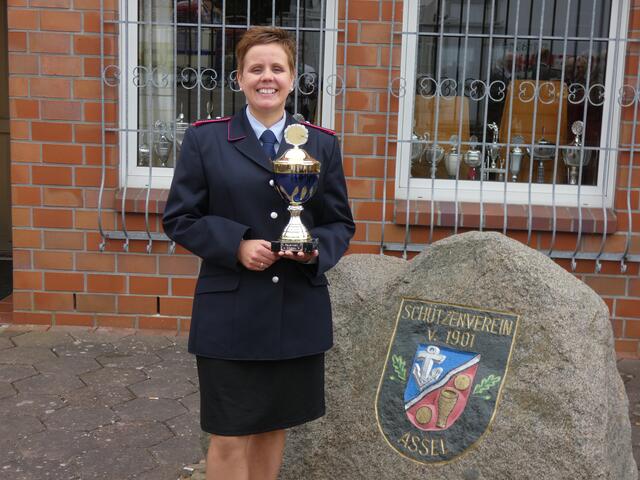 Der Feuerwehrpokal 2019 ging an Angela Maaß | Foto: Schützenverein Assel