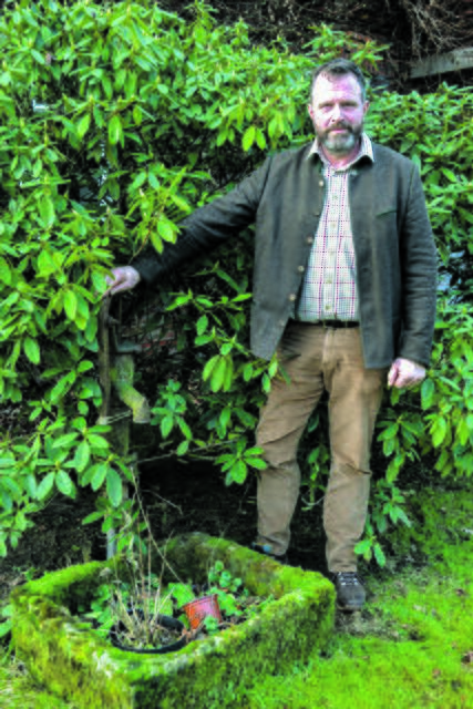 Klaus-Detlef Kröger an einer Pumpe auf seinem in Wörme, die seit Beginn der Wasserförderung durch Hamburg kein Wasser mehr gibt  | Foto: bim