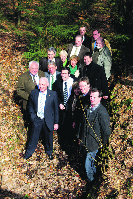 Bild vom März 2010: Damals hatten sich Vertreter der
CDU/FDP-Landtagsfraktion, des Kreistages und der
Umweltverbände im trocken gefallenen Oberlauf der Este aufgestellt | Foto: bim