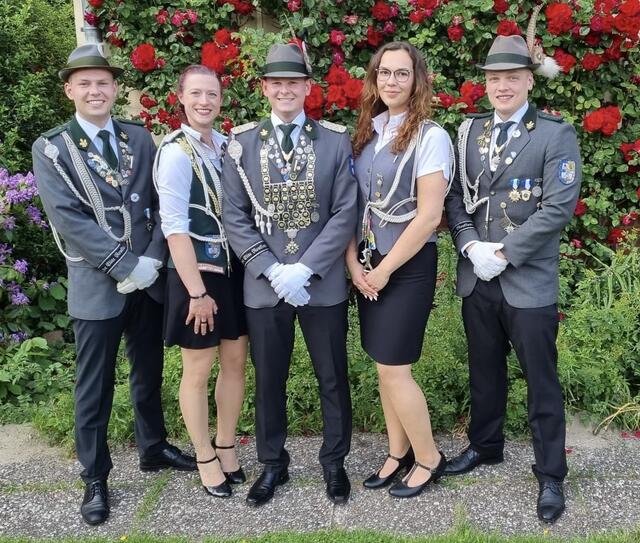 Die Jungschützen (v. li.) Adjutant Lars Ahrens, Adjutantin Annette Quast, Jungschützenkönig Nils Ahrens,  Adjutantin Vanita Gießler und  Adjutant Tjark Timmermann | Foto: MGV Treue