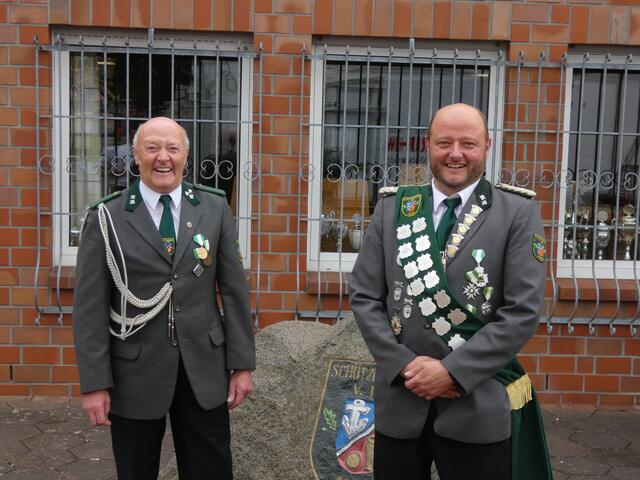 Schützenkönig Thomas Schmidt (re.) und sein Adjutant Günter Schmidt | Foto: Schützenverein Assel