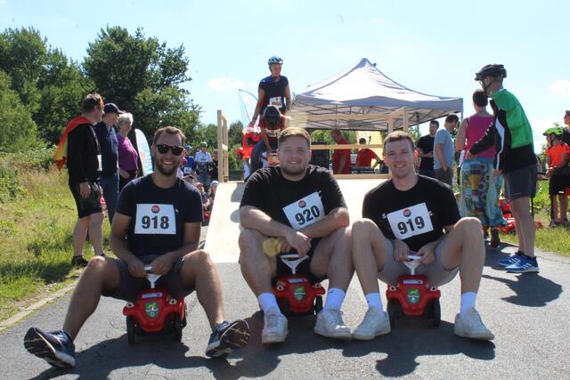 Sind begeistert von dieser sportlichen Herausforderung der anderen Art: Die Basketballer der Hittfelder Sharks, Marc Hagemann (v. li.), Joschua Simon und Joshua Hollatz