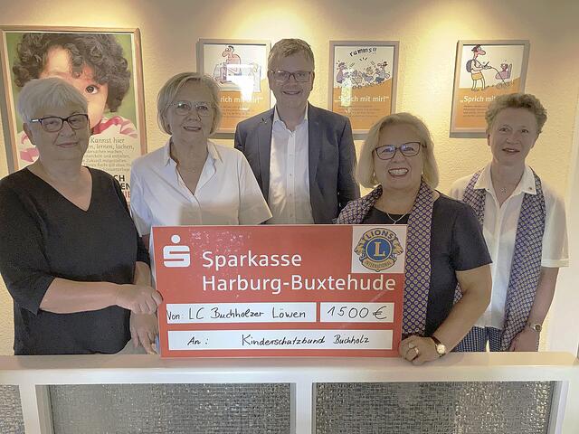 Die Spenden an den Kinderschutzbund Kreisverband Landkreis Harburg (v.li.): Dr. Anne Buhr (DKSB), Hedwig Oberbeck (DKSB), Cord Köster (Sparkasse Harburg-Buxtehude), Ulrike Peschau (Lions) und Imke Rathmann (Lions) | Foto: DKSB
