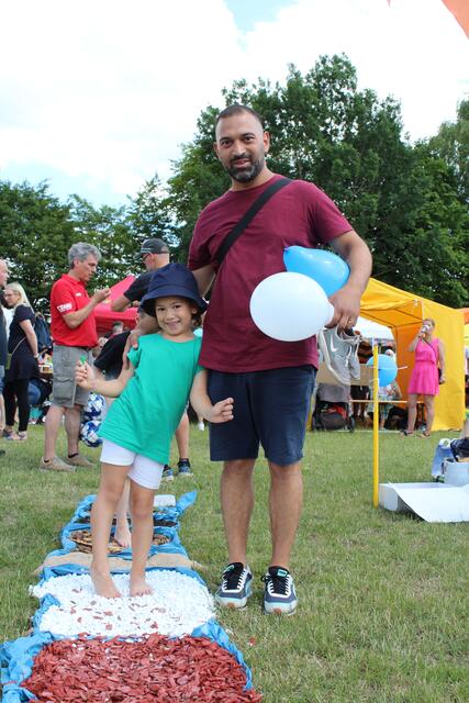 Ela (6) und Papa Zafer aus Harburg sind begeistert von den vielen Aktionen für Kinder - hier ein Barfuß-Parcours