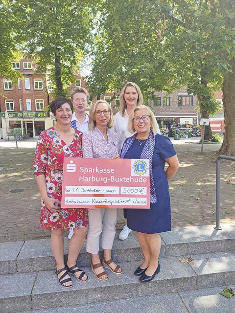 Freude in Winsen (v.li): Nicole Meyer (Hospizdienst), Imke Rathmann (Lions), Andrea Kenne (Hospizdienst), Silke Heitmann (Sparkasse Harburg-Buxtehude) und Ulrike Peschau (Lions) Foto: thl | Foto: thl