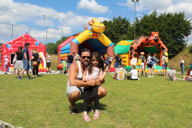 Ilayda (5) und Papa Tufan würden nach dem Besuch des Jubiläumsfestes am liebsten nach Rosengarten ziehen