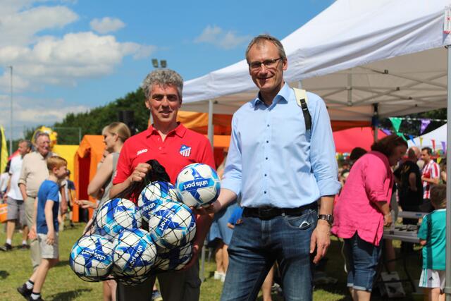 Rosengartens Gemeindebürgermeister Dirk Seidler (re.) überreichte an Matthias Schmidthals vom Vorstand des FC Rosengarten Fußbälle und ein Fußballnetz für den Verein