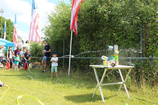 Bei den sommerlichen Temperaturen war die Kübelspritze der Freiwilligen Feuerwehr Klecken beliebt