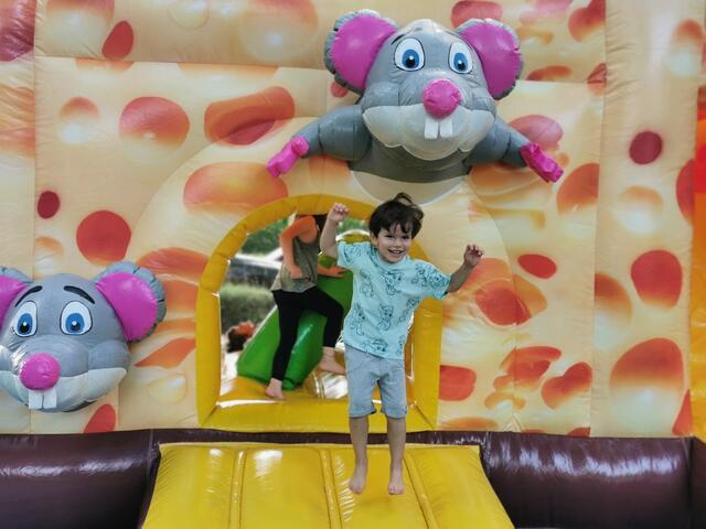Hugo (3) aus Maschen hat sichtlich Spaß auf dem Schützenfest