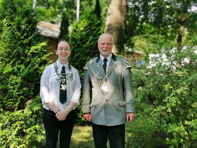 Jungschützenkönigin Cornea Schmode und Jubiläumskönig Jörg "Der Trommler" Petersen