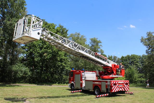 Hauptfeuerwehrmann Björn Lemke bedient die Drehleiter der Feuerwehr Meckelfeld
