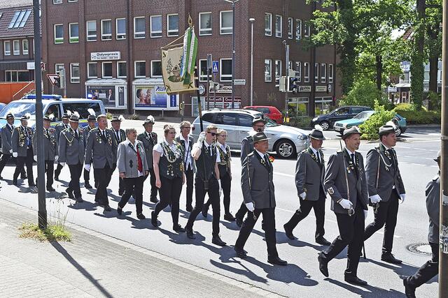 Mit einem zünftigen Ausmarsch durch Buchholz begann
das Buchholzer Schützenfest | Foto: Axel-Holger Haase