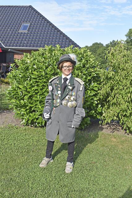 Noah, der Enkel von Schützenkönig Heinz Becker, durfte dessen Schützenuniform schon mal anprobieren | Foto: Axel-Holger Haase