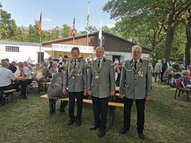 Bei Kaffee und Kuchen auf dem Festplatz feiern Schützen und Bürger gemeinsam den frisch gekürten Jubiläumskönig Jörg "Der Trommler" Petersen (Mitte), ihm zur Seite stehen seine Adjutanten Klaus Gruhn (li.) und Wolfgang Grimm