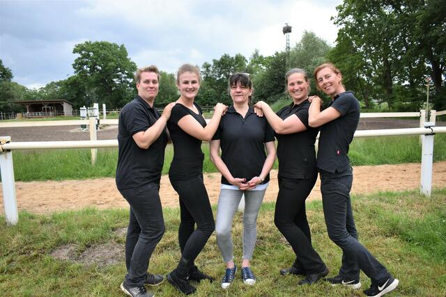 Frauen-Power im Vorstand des neu gegründeten Vereins PSG freie Voltigierer mit (v.l.): Miriam Börke-Eggers (Schriftführerin), Annalena Ostendorf (Beisitzerin), Daniela Wojaczek (Schatzmeisterin), Madlen Pöhlmann (Vorsitzende), und Heike Israel (Vize-Vorsitzende) | Foto: PSG