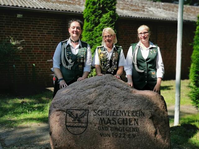 Damenkönigin Anne Rieger (Mitte) ist seit Mai im Amt. Ihr zur Seite stehen ihre Adjutantinnen Silke Schmode (li.) und Yasmin Arndt